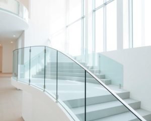 Szklane balustrady: Bezpieczeństwo, estetyka i nowoczesny design
