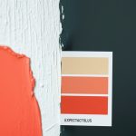 Dlaczego kolor na ścianie różni się od wzornika i jak uniknąć typowych błędów malarskich