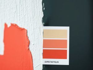 Dlaczego kolor na ścianie różni się od wzornika i jak uniknąć typowych błędów malarskich