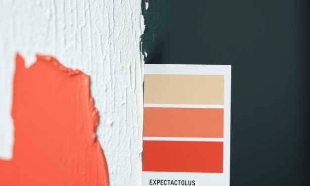 Dlaczego kolor na ścianie różni się od wzornika i jak uniknąć typowych błędów malarskich