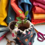 Osłonka na doniczkę z tkaniny DIY: jak uszyć trwałą i stylową dekorację krok po kroku