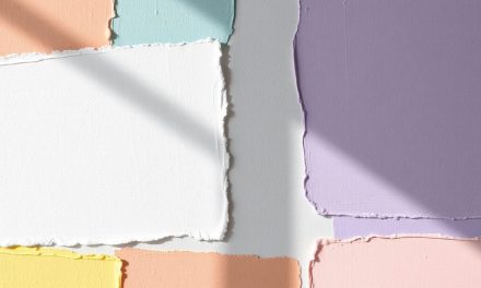 Jak testować kolor farby na ścianie, by uniknąć rozczarowań i dobrze dopasować odcień w różnych światłach