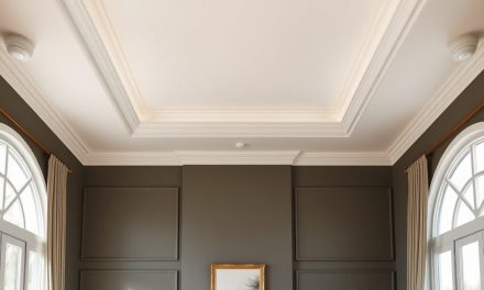 Kolor sufitu a optyka przestrzeni i styl wnętrza – jak wybrać barwę, która zagra na lata